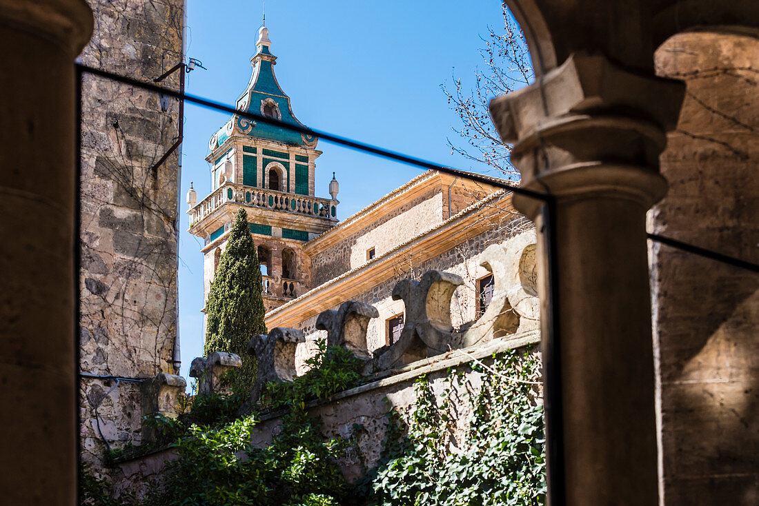 Blick aus dem Museum auf den Turm der Kartause von Valldemossa ein ehemaliges Kloster, Valldemossa, Mallorca, Spanien