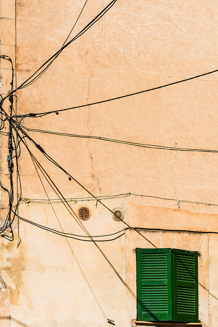 Eine typische ungewöhnliche Verkabelung an einer Hauswand, Valldemossa, Mallorca, Spanien