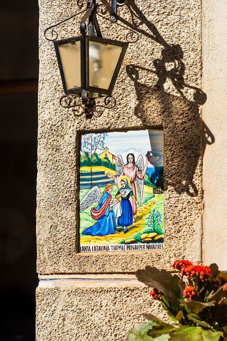 Neben vielen Haustüren findet man Kacheln mit Darstellungen aus dem Leben der Inselheiligen Catalina Thomás, Valldemossa, Mallorca, Spanien