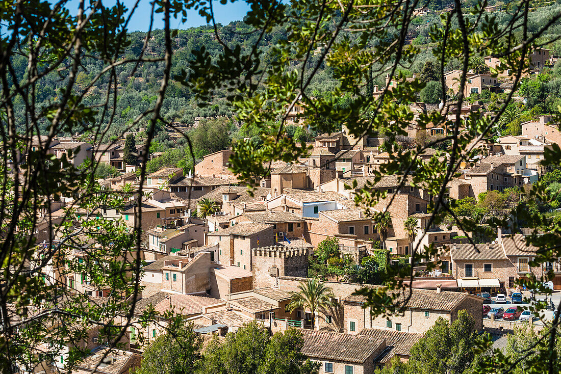 Blick auf das malerische kleine Bergdorf im Tramuntanagebirge, Fornalutx, Mallorca, Spanien