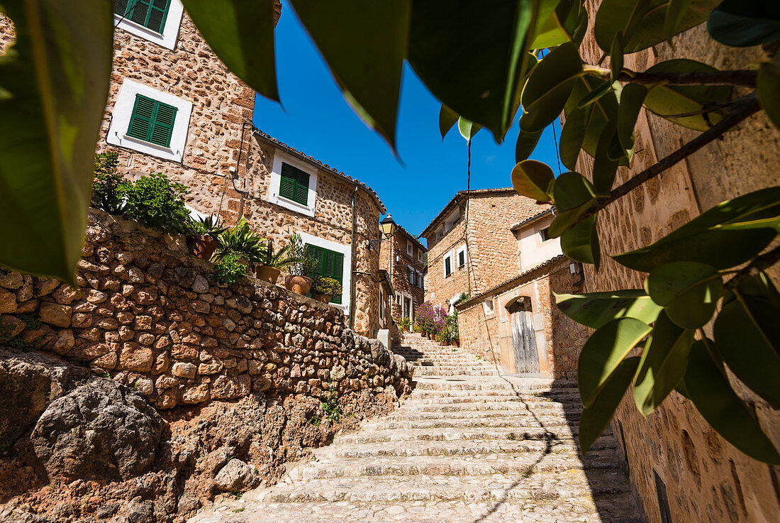 Eine Gasse im malerischen kleinen Bergdorf im Tramuntanagebirge, Fornalutx, Mallorca, Spanien