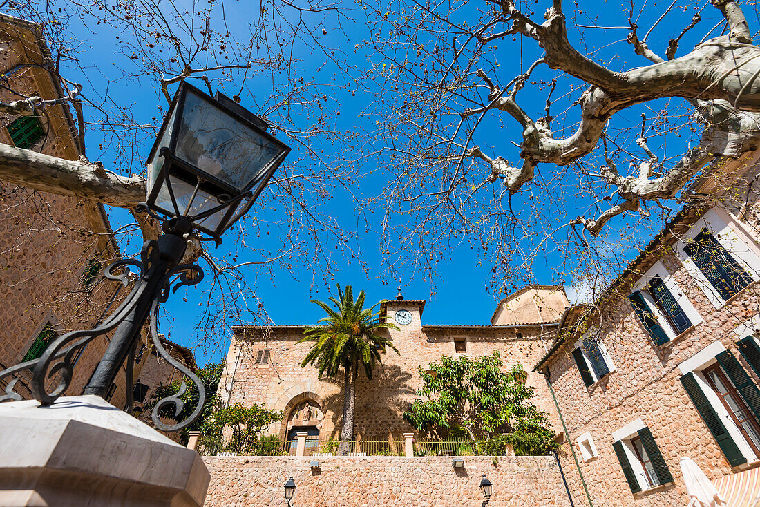 Die Dorfmitte mit Kirche im malerischen kleinen Bergdorf im Tramuntanagebirge, Fornalutx, Mallorca, Spanien