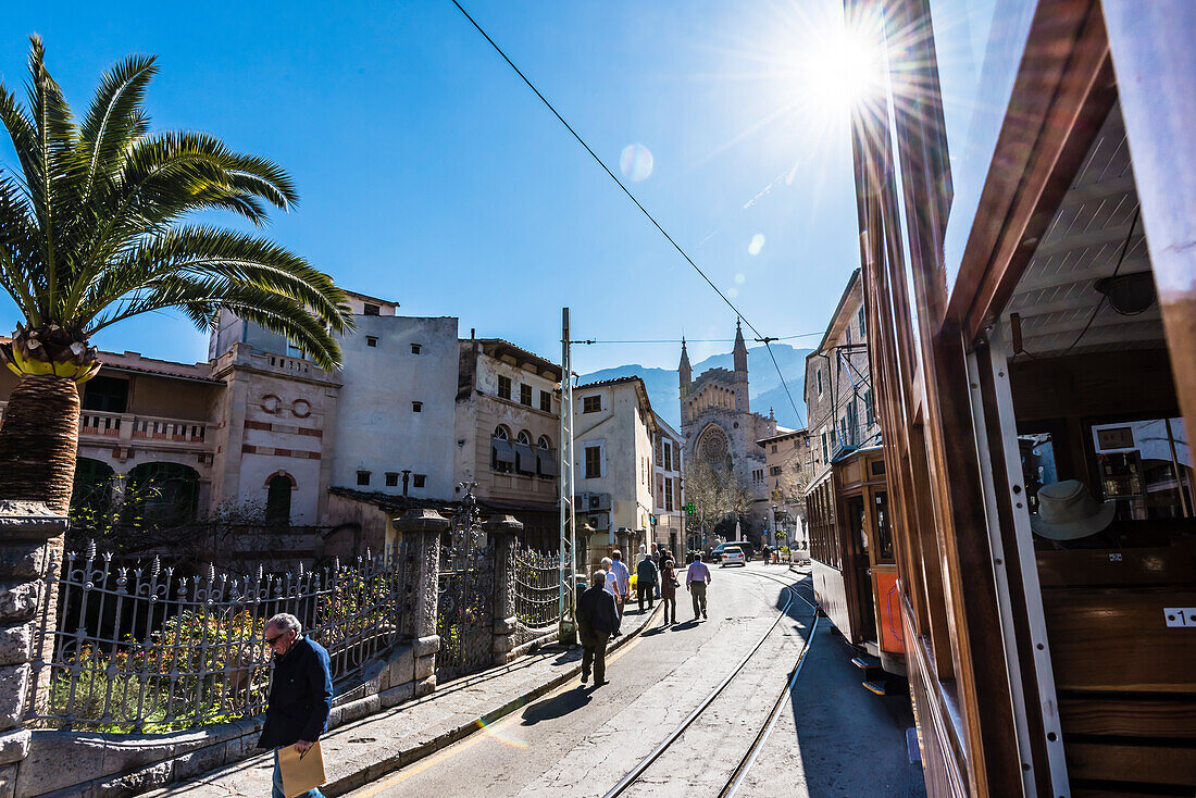 Blick aus der uralten Straßenbahn auf die  Pfarrkirche St. Bartholomäus in der Altstadt, Sóller, Mallorca, Spanien