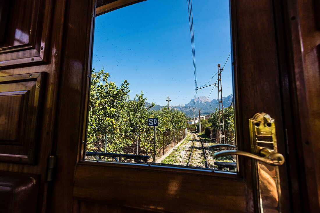 Blick aus dem historischen Zug zwischen Sóller und Palma im Tramuntanagebirge, Sóller, Mallorca, Spanien