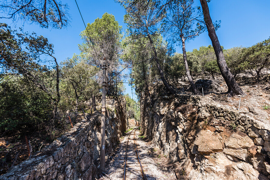 Blick aus dem historischen Zug zwischen Sóller und Palma im Tramuntanagebirge, Sóller, Mallorca, Spanien