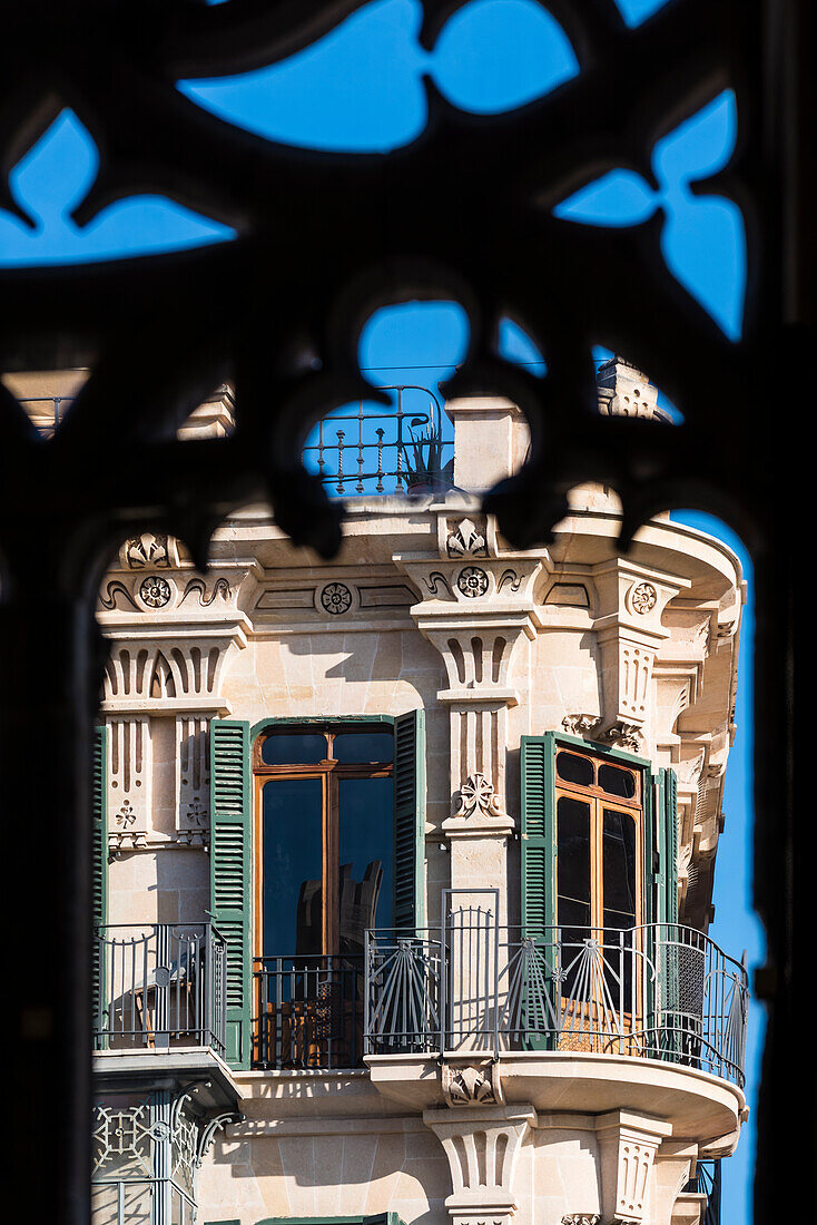 Blick aus dem Fenster des historischen Gebäudes Llotja dels Mercaders auf ein prachtvolles Haus in der Altstadt, Palma de Mallorca, Mallorca, Spanien