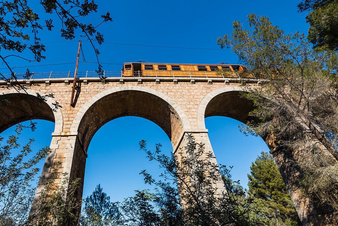 Die historische Eisenbahn zwischen Palma und Sóller überquert ein Viadukt im Tramuntanagebirge, Sóller, Mallorca, Spanien