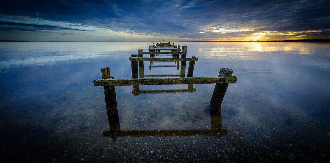 Reste von einem Holzsteg, Skovgården, Middelfart, Ostsee, Fünen, Dänemark