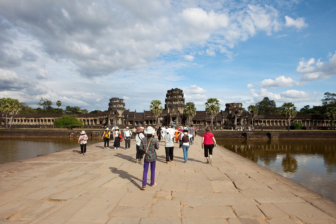 tourists in front of Angkor Wat, Angkor Wat, Sieam Reap, Cambodia