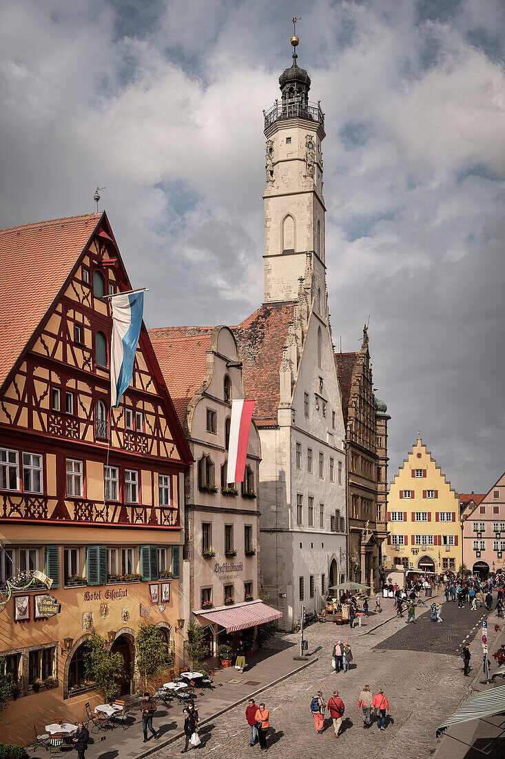 Kirchturm und Fachwerk in der Altstadt, Rothenburg ob der Tauber, romantisches Franken, Bayern, Deutschland