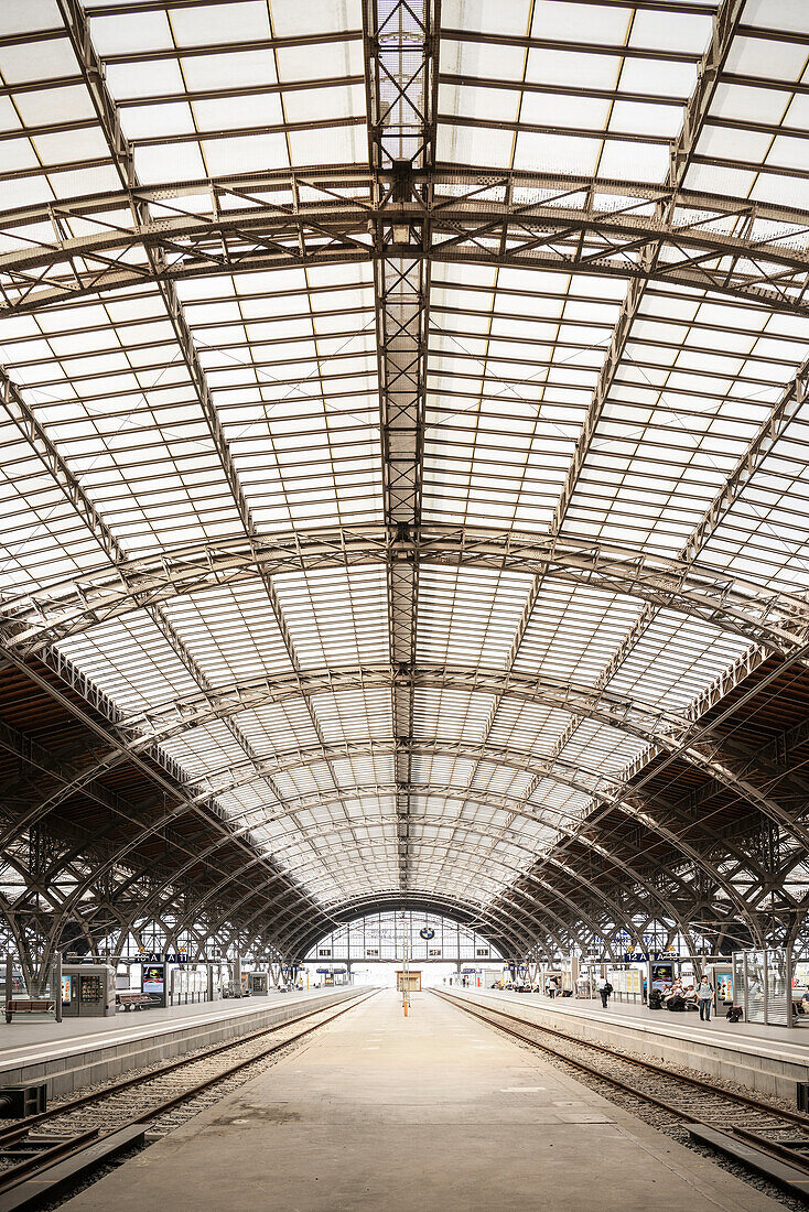 interessante Architektur an den Abfahrtsgleisen am Leipziger Hauptbahnhof, Leipzig, Sachsen, Deutschland