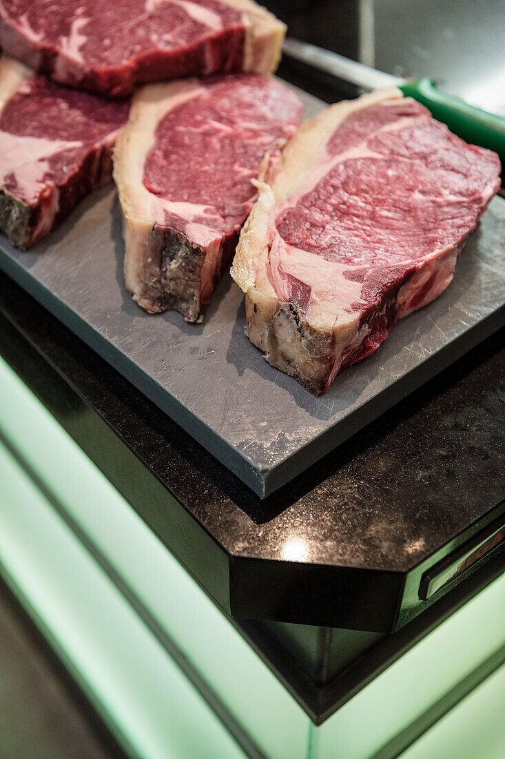 feines rohes Rinderfleisch, Koch Workshop auf der Schwäbischen Alb, Baden-Württemberg, Deutschland