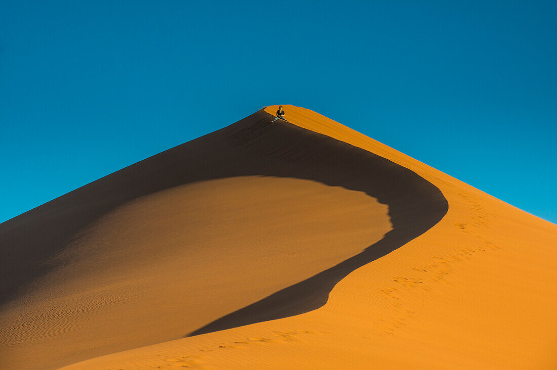 Frau wandert die riesige Sanddüne 45, Sossusvlei, Namib-Naukluft Nationalpark, Namibia, Afrika