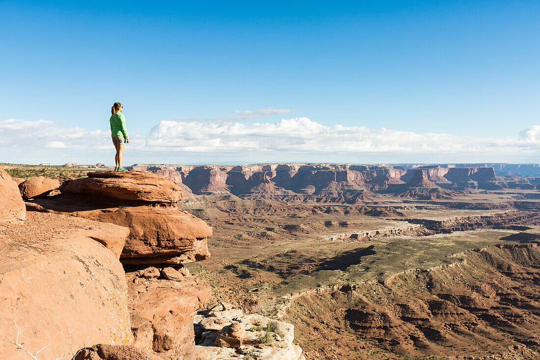 Frau bewundern die Landschaft, Canyonlands Nationalpark, Moab, Utah, Vereinigte Staaten von Amerika, Nordamerika