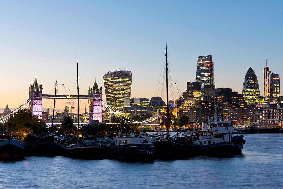 Blick auf den Finanzbezirk der Stadt London, Tower Bridge und der Themse, London, England, Großbritannien, Europa
