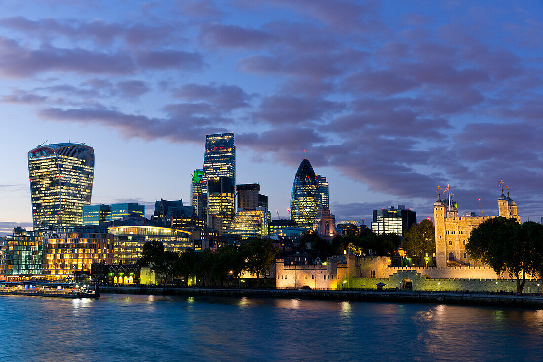 Blick auf den Finanzbezirk der Stadt London und den Tower of London, London, England, Großbritannien, Europa