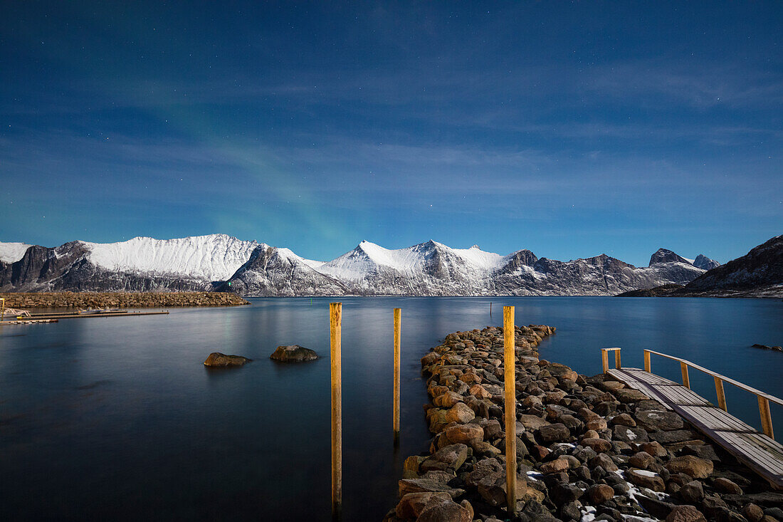 Sterne des Polarabends das gefrorene Meer umgeben von schneebedeckten Gipfeln, Mefjord Berg, Senja, Kreis Troms, Norwegen, Skandinavien, Europa