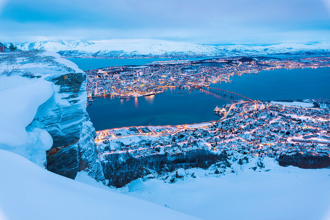 Blick auf die Stadt Tromso in der Dämmerung von der Bergspitze, die von der Seilbahn Fjellheisen, Troms, Nordnorwegen, Skandinavien, Europa erreicht wurde