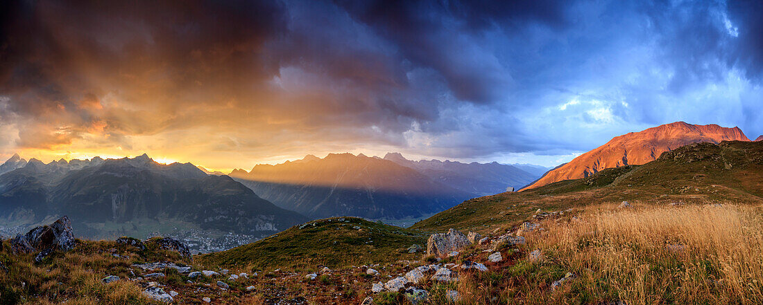 Panorama des feurigen Himmels auf hohen Gipfeln von Muottas Muragl bei Sonnenuntergang, St. Moritz, Kanton Graubünden, Engadin, Schweiz, Europa