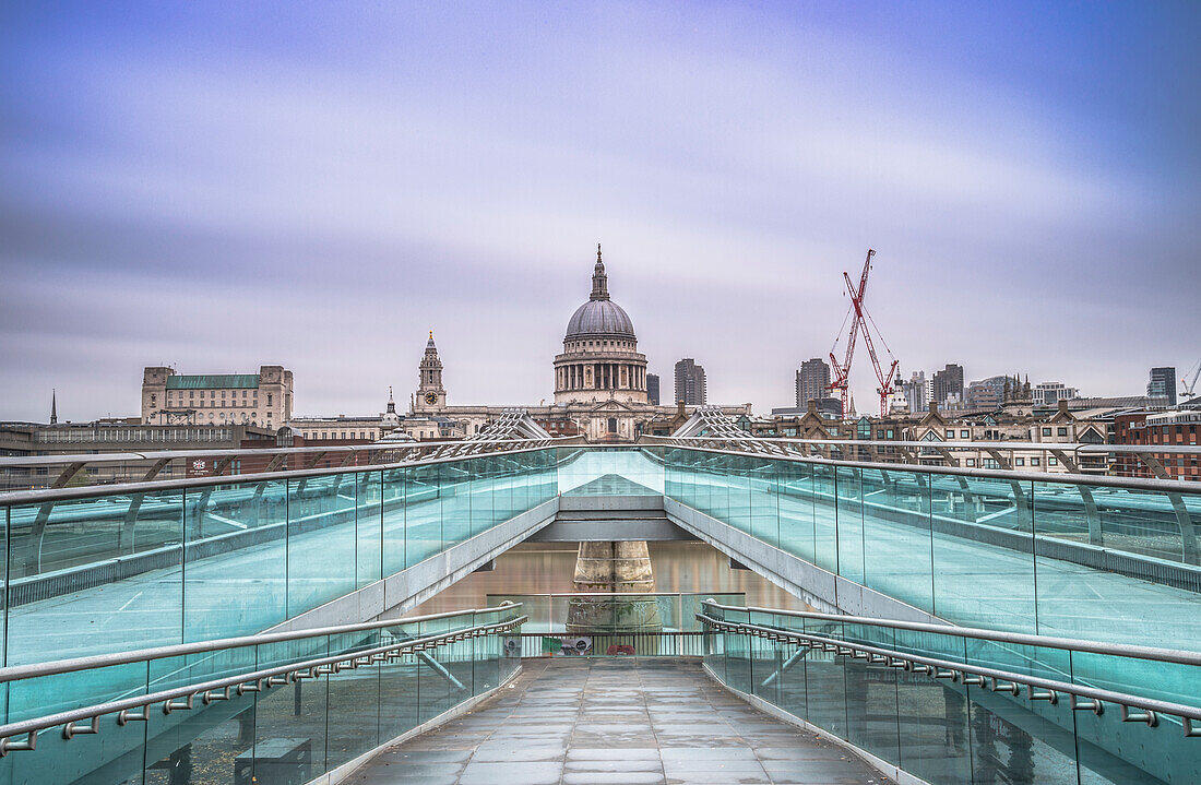 Blauer Himmel über St. Paul's Cathedral und The Millennium Bridge, London, England, Großbritannien, Europa