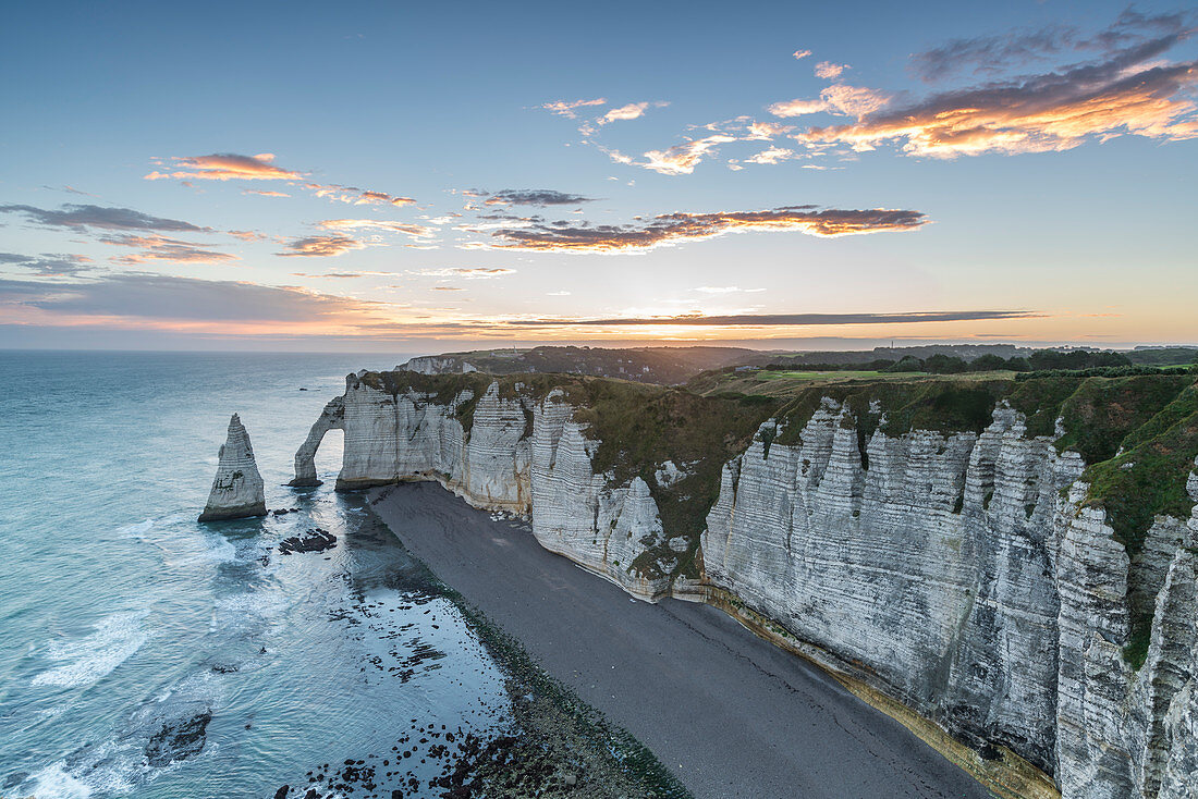 Dämmerung an den Kreidefelsen, Etretat, Normandie, Frankreich, Europa