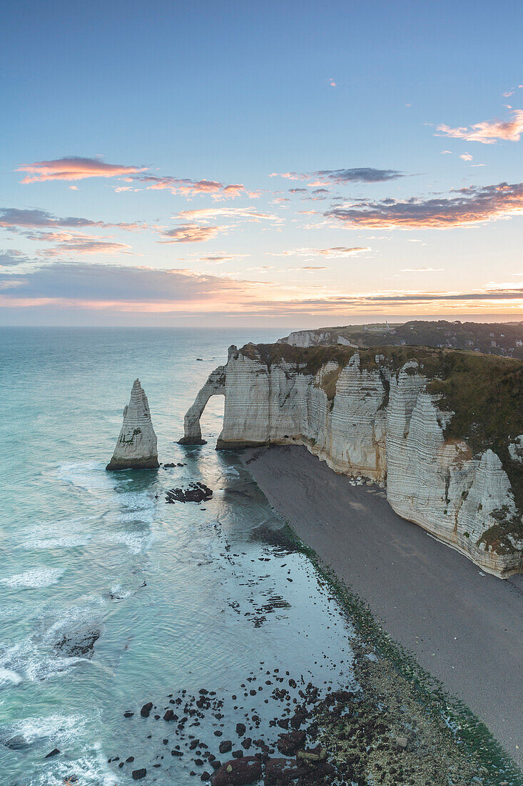 Dämmerung an den Kreidefelsen, Etretat, Normandie, Frankreich, Europa