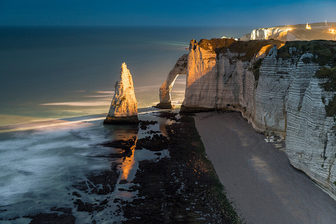 Lange Belichtung bei Sonnenuntergang der Kreidefelsen, Etretat, Normandy, Frankreich, Europa