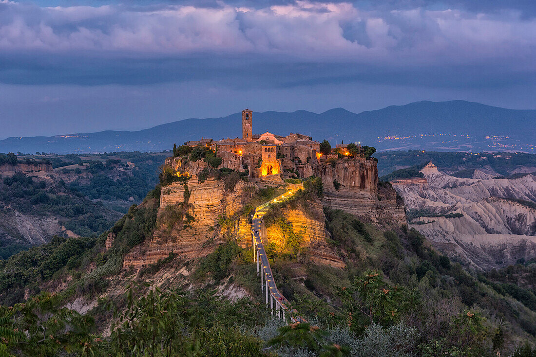 Civita di Bagnoregio und umliegende Badlands kurz nach Sonnenuntergang, Latium, Italien, Europa