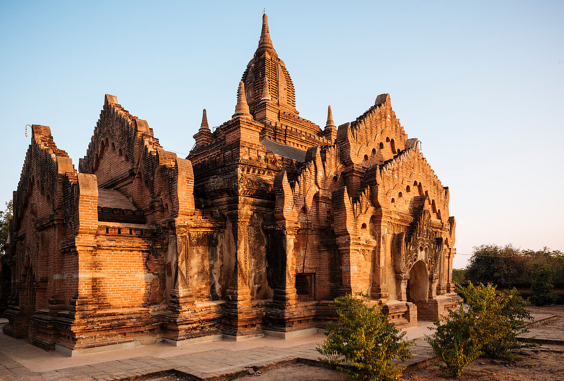 Verlassener Tempel in der Dämmerung, Bagan (Pagan), Mandalay Region, Myanmar (Burma), Asien