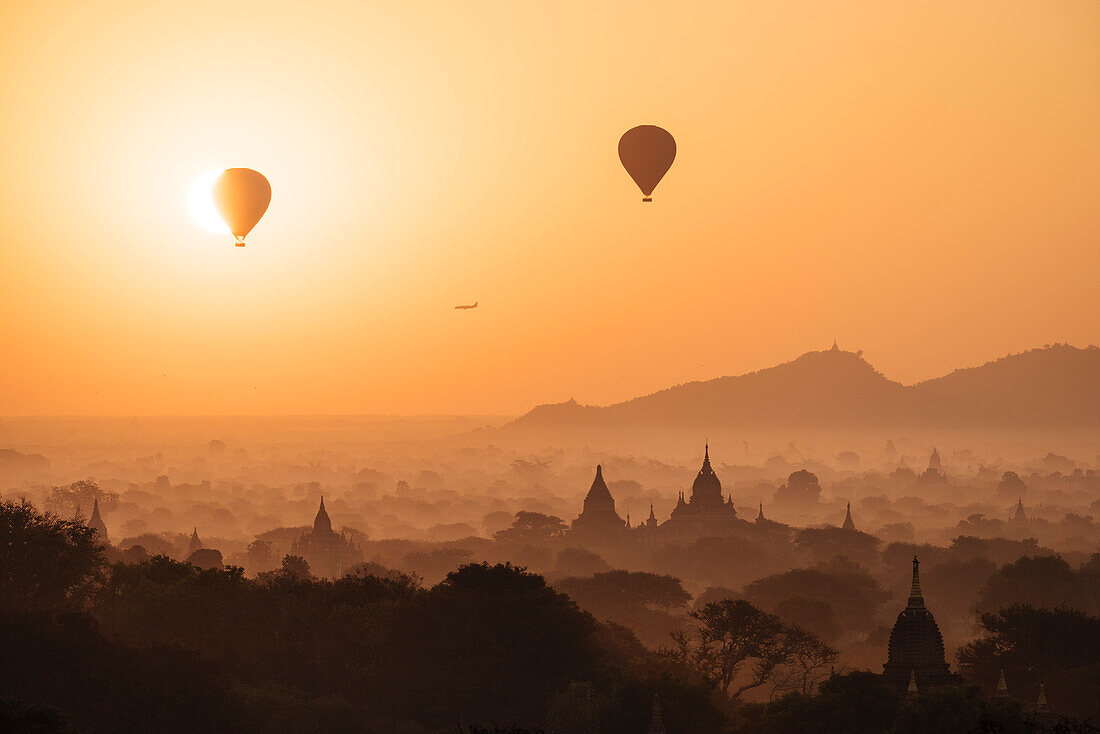 Blick auf Tempel und Heißluftballons im Morgengrauen, Bagan (Pagan), Mandalay Region, Myanmar (Burma), Asien
