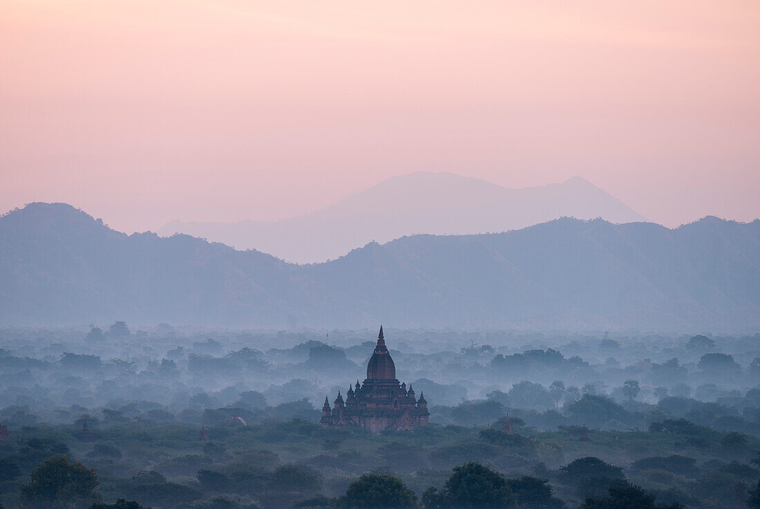 Blick auf Tempel im Morgengrauen, Bagan (Pagan), Mandalay Region, Myanmar (Burma), Asien