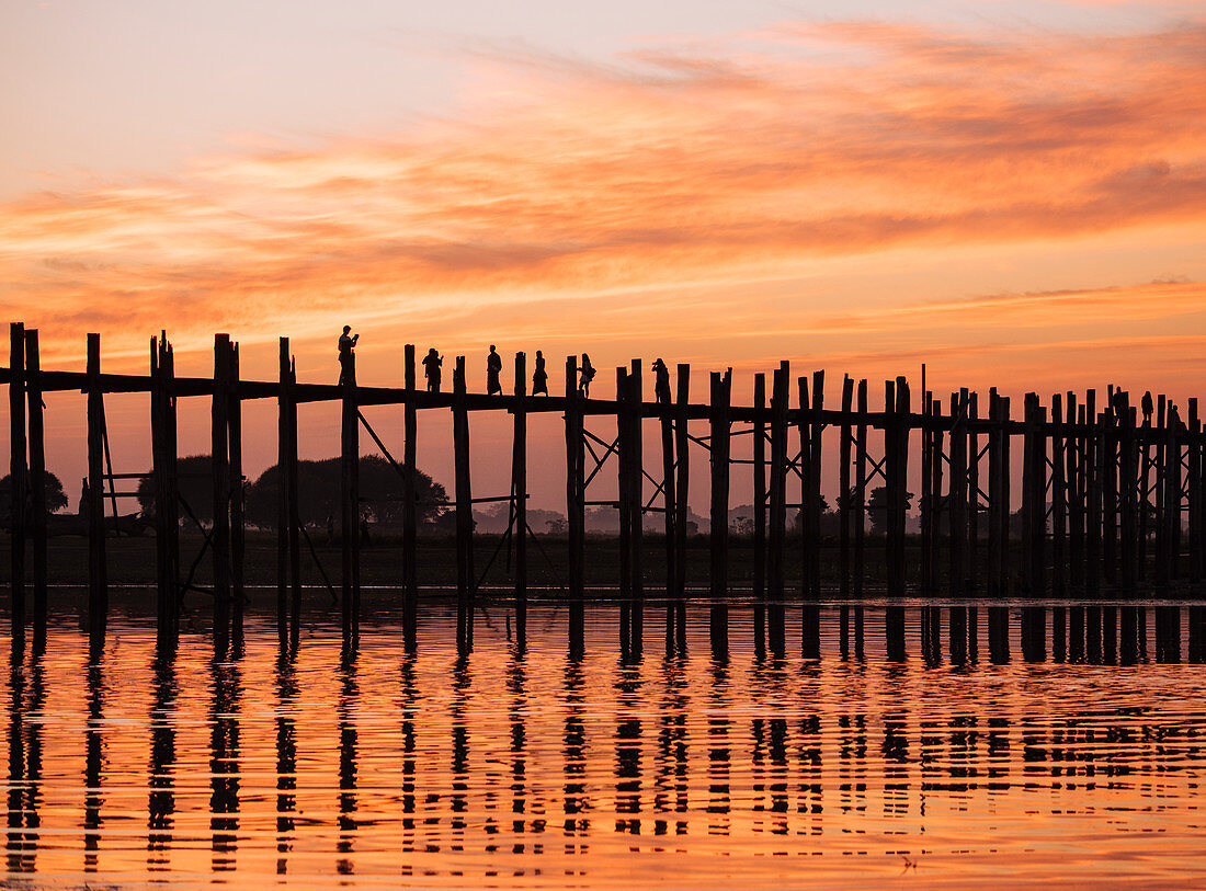 Blick auf U-Bein-Brücke bei Sonnenuntergang, Amarapura, Mandalay, Mandalay Region, Myanmar (Burma), Asien
