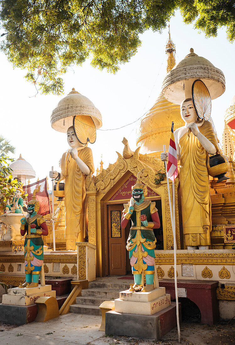 Buddhistischer Tempel, Amarapura, Mandalay, Mandalay Region, Myanmar (Burma), Asien