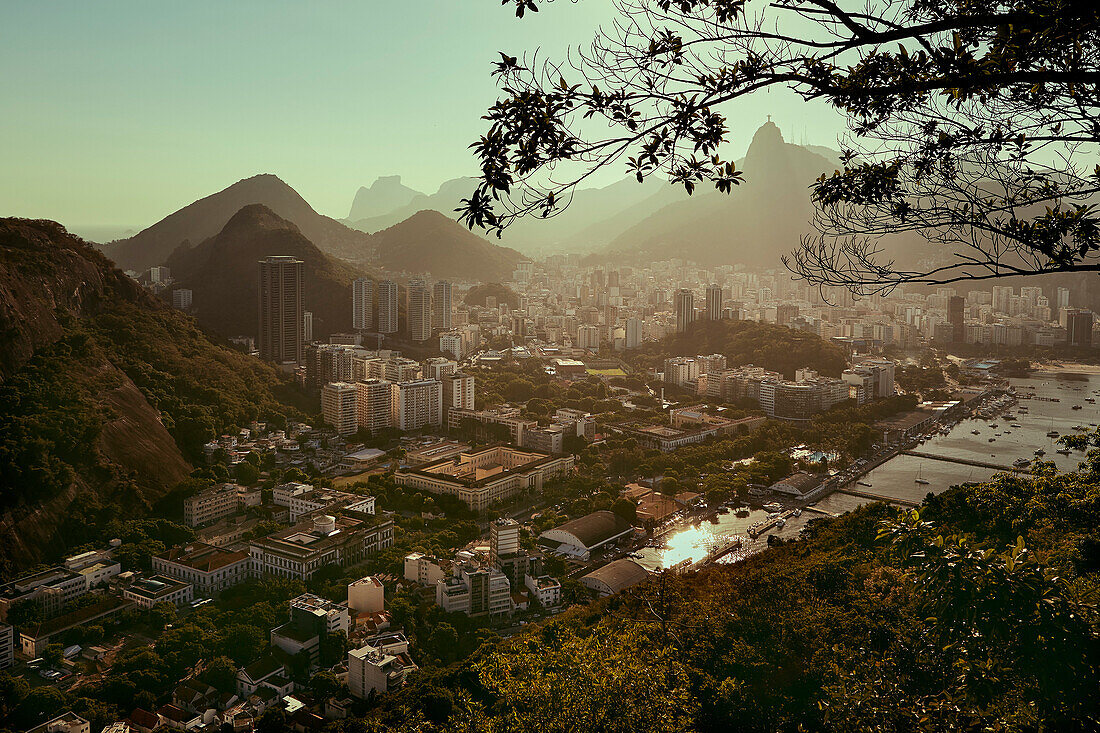 Ansichten von Rio de Janeiro und Christus der Erlöser vom Sugarloaf Berg (Pao de Acuca) bei Sonnenuntergang, Rio de Janeiro, Brasilien, Südamerika