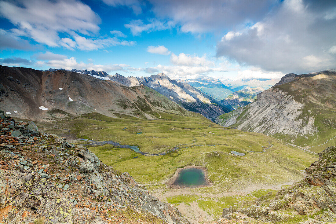 Hohe Gipfel bilden die alpinen Seen und Wiesen, Filon Del Mott, Bormio, Braulio-Tal, Stelvio-Pass, Valtellina, Lombardei, Italien, Europa