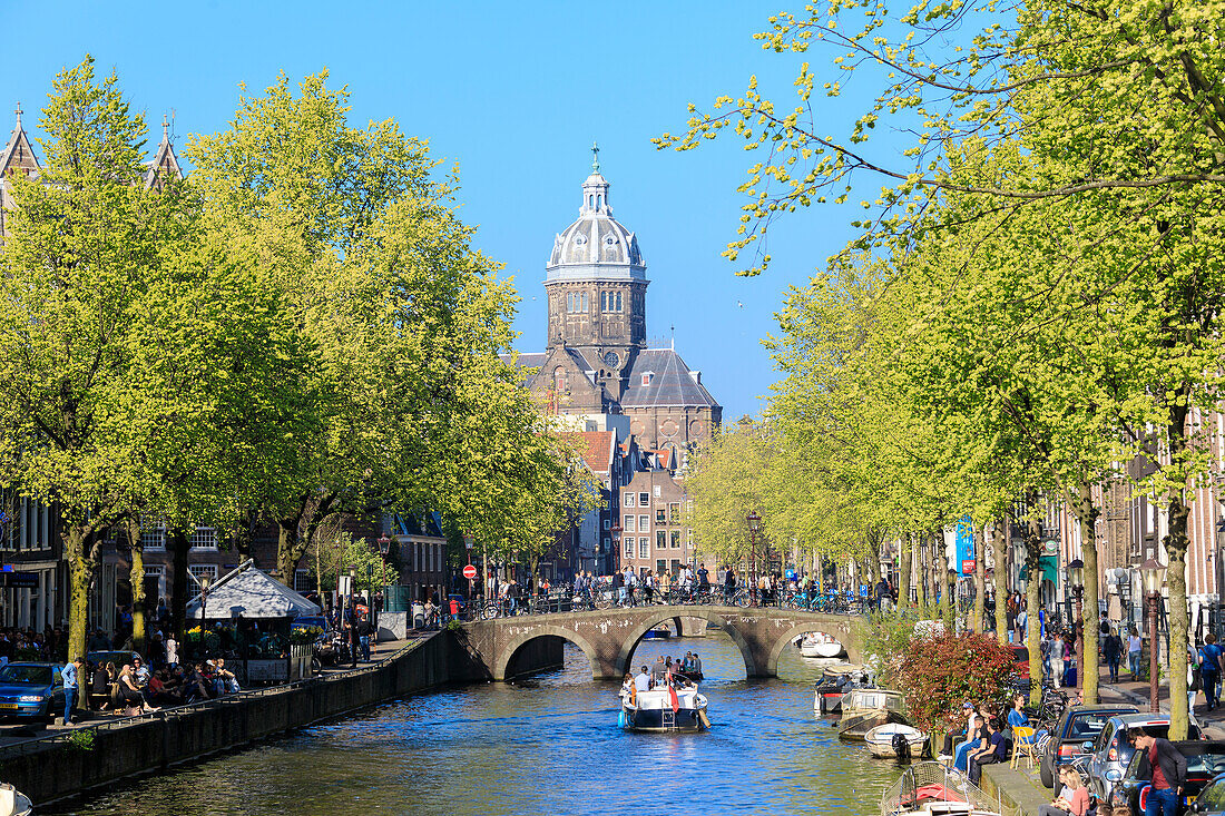 Die Alte Kirche (Oude Kerk) umrahmt von Booten und Brücken in einem Kanal des Flusses Amstel, Amsterdam, Holland (Niederlande), Europa