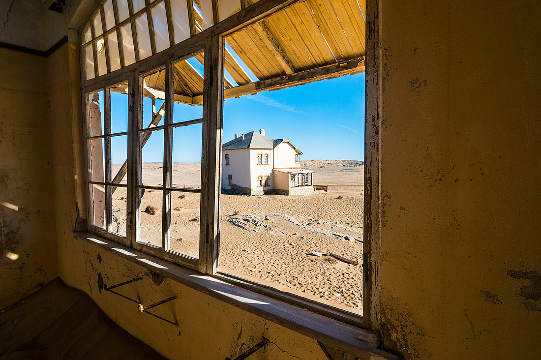 Fenster eines alten kolonialen Hauses, alte Diamant-Geisterstadt, Kolmanskop (Coleman's Hill), in der Nähe von Luderitz, Namibia, Afrika