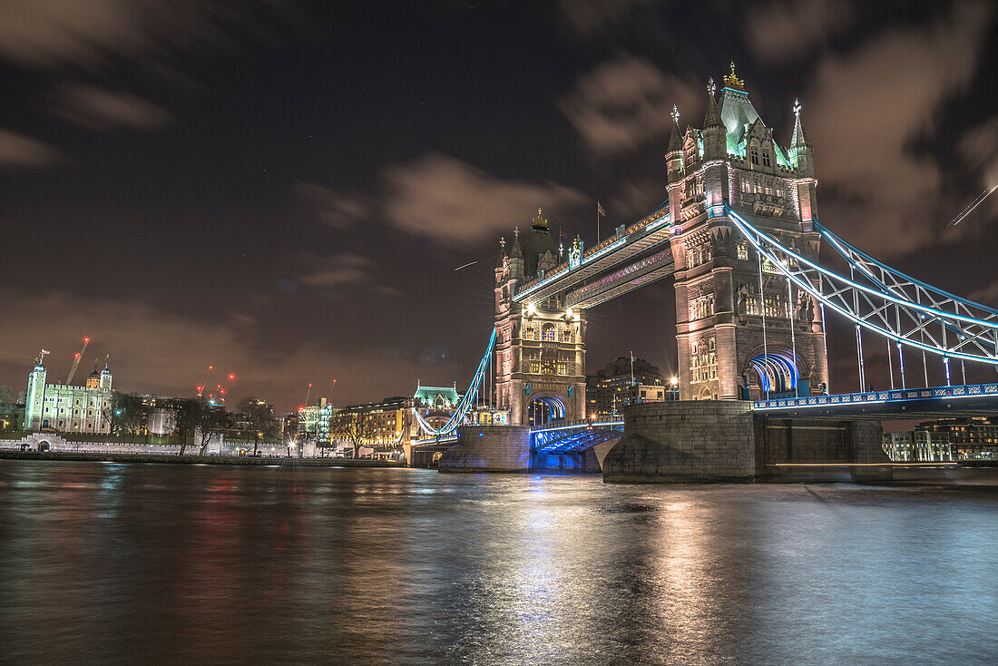 Tower Bridge und der Tower of London in der Nacht, London, England, Großbritannien, Europa