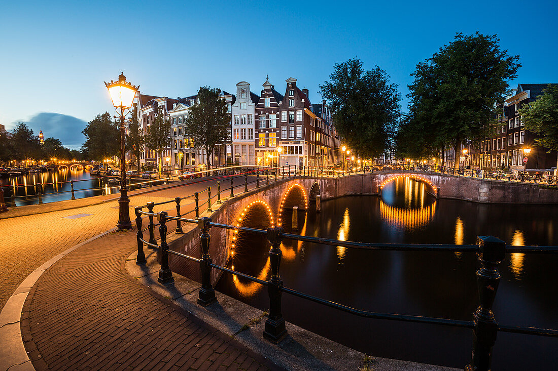 Eine lange Exposition der Amsterdamer Südkanalringe an der Kreuzung von Leidsegracht und Keizersgracht, Amsterdam, Niederlande, Europa