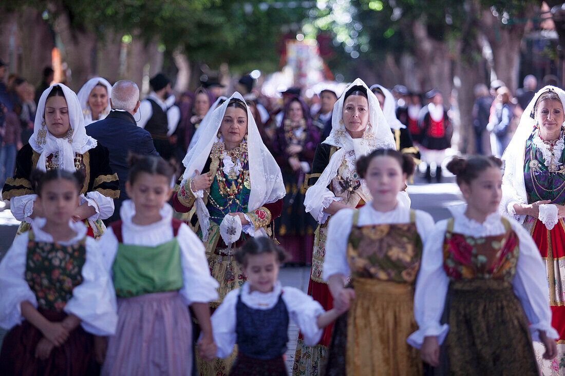 Frauen und Kinder in traditionellem Kleid während der Saint Antioco Parade, Sant'Antioco, Sardinien, Italien, Europa