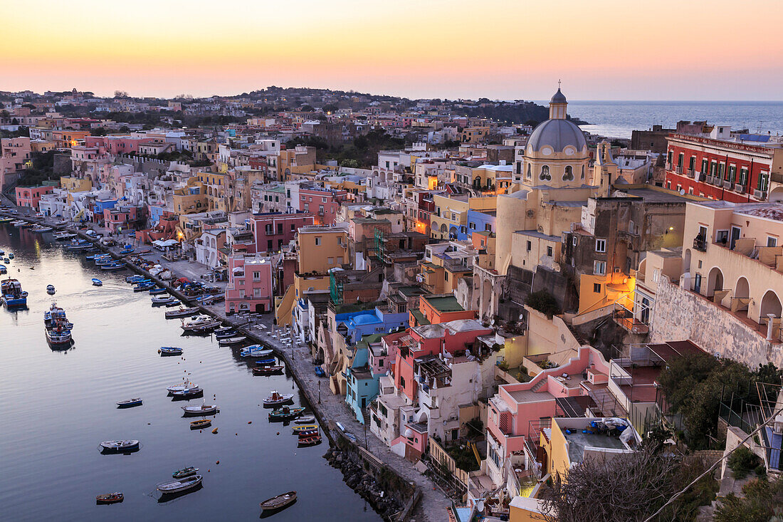 Marina Corricella, blaue Stunde nach Sonnenuntergang, Fischerdorf, bunte Häuser, Boote und Kirche, Procida, Bucht von Neapel, Kampanien, Italien, Europa