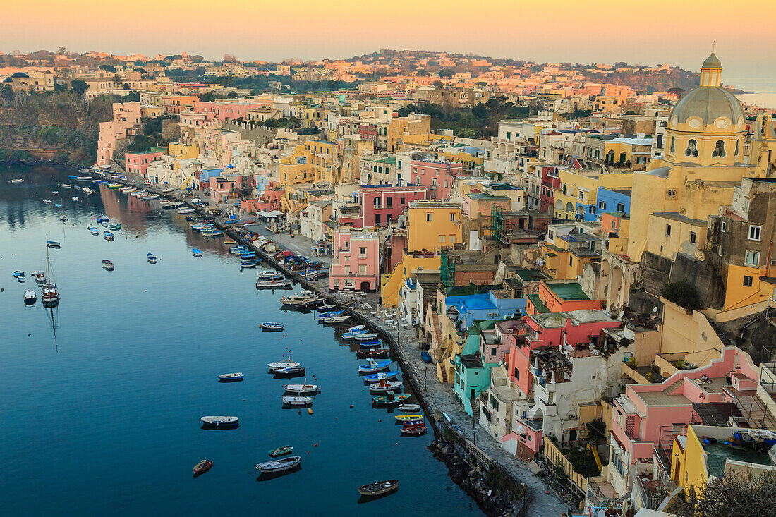 Marina Corricella bei Sonnenaufgang, Fischerdorf, bunte Häuser, Kirche und Hafen Boote, Insel Procida, Bucht von Neapel, Kampanien, Italien, Europa