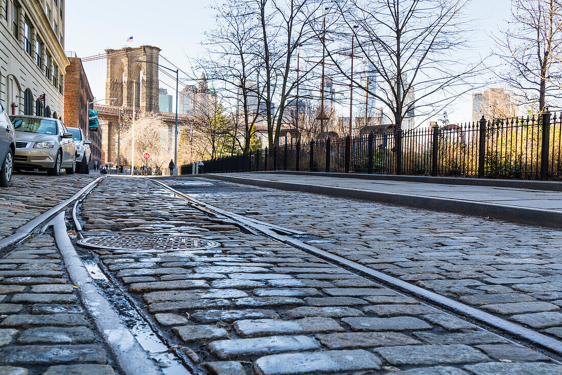 Alte Eisenbahnschienen und gepflasterte Straße im Dumbo Historic District, Brooklyn, New York City, Vereinigte Staaten von Amerika, Nordamerika