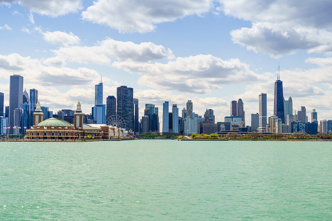 Chicago Skyline und Navy Pier von Lake Michigan, Chicago, Illinois, Vereinigte Staaten von Amerika, Nordamerika