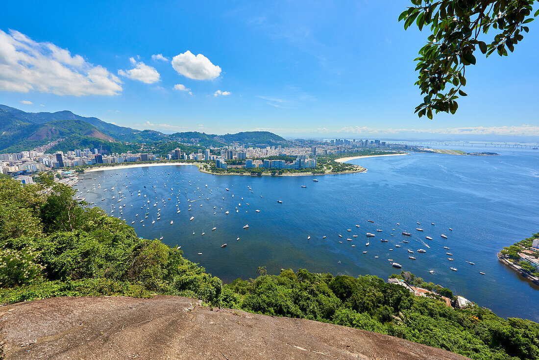 Rio de Janeiro von der Morro da Urca aus gesehen, einer der Seilbahnstopps zum Sugarloaf, Rio de Janeiro, Brasilien, Südamerika