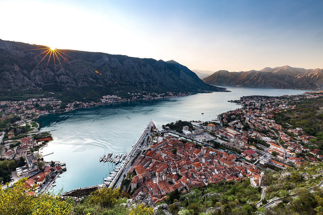 Blick über die Altstadt von Kotor und über die Bucht von Kotor von der Festung bei Sonnenuntergang, UNESCO-Weltkulturerbe, Montenegro, Europa angesehen