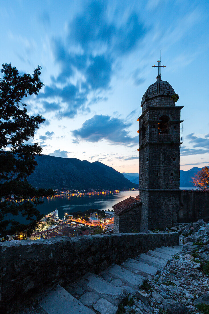 Teil der Festungsmauern und Pfad über der Altstadt von Kotor während der Abend blauen Stunde, UNESCO Weltkulturerbe, Montenegro, Europa