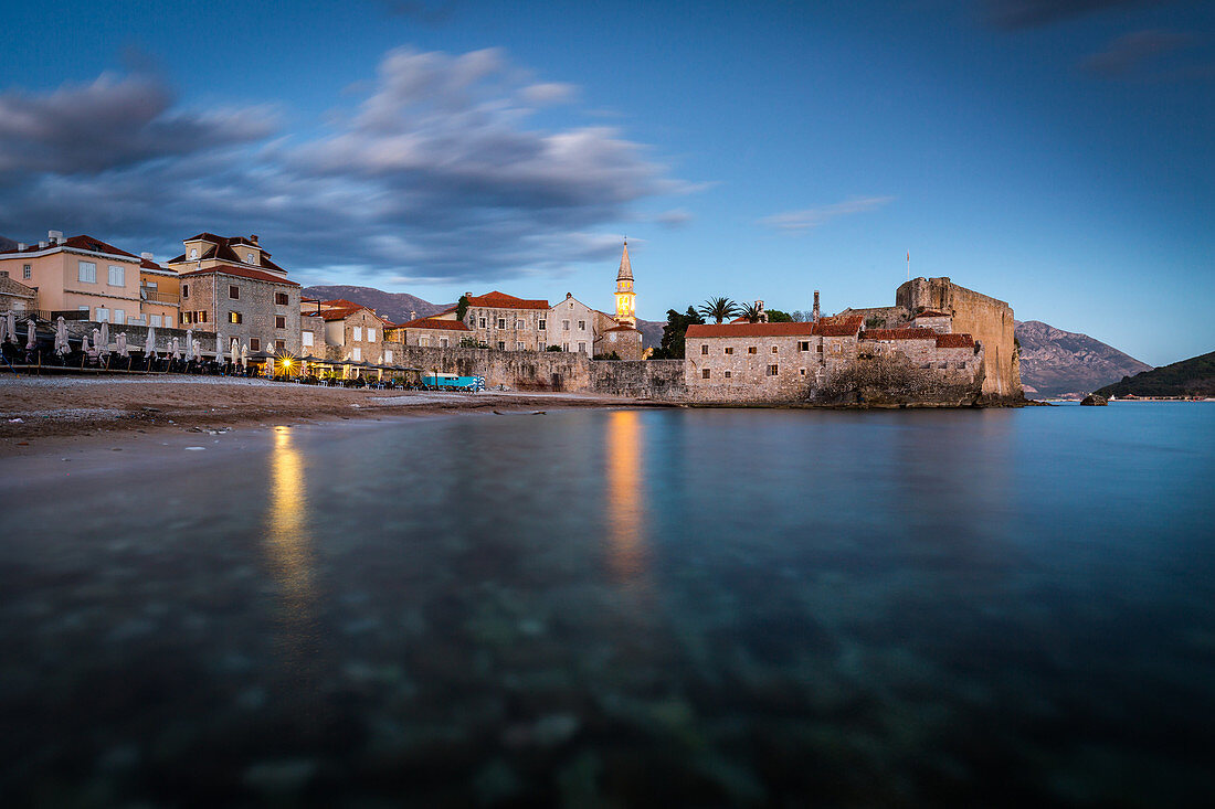 Eine lange Belichtung während des Abends blaue Stunde des Strandes und Stari Grad (Altstadt) von Budva, Montenegro, Europa