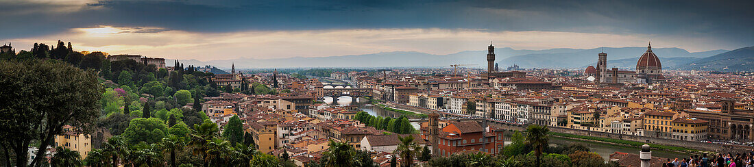 Florence panorama from Piazzale Michelangelo with Ponte Vecchio and Duomo, Florence, UNESCO World Heritage Site, Tuscany, Italy, Europe