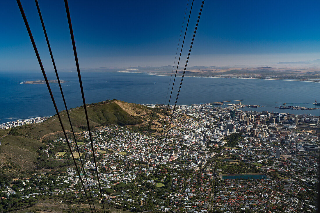 Blick von der Spitze des Tafelbergs über die Tafelbucht, von der Seilbahn, Kapstadt, Südafrika, Afrika